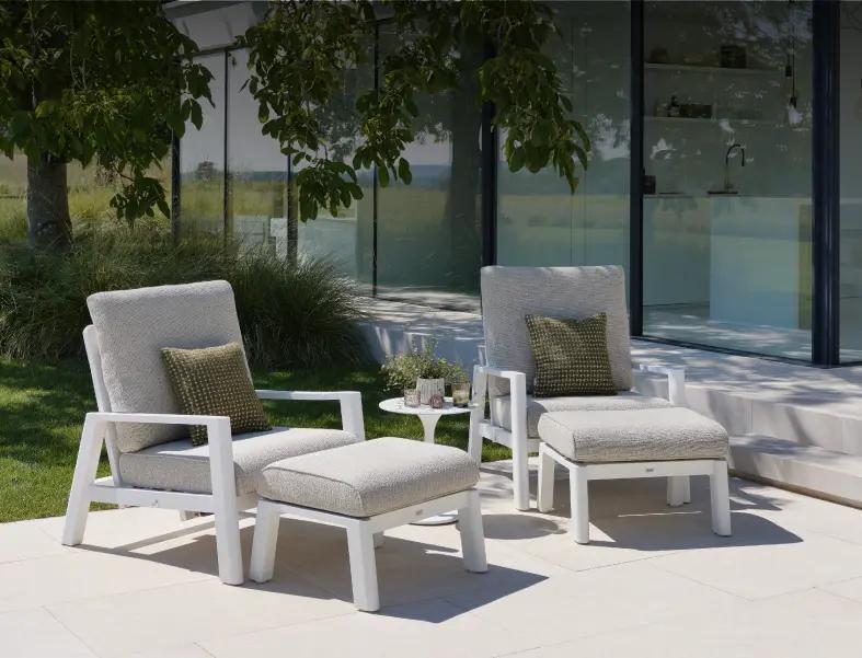 Zomers terras met loungestoelen van Bristol à la carte door Exterioo tuinmeubelen