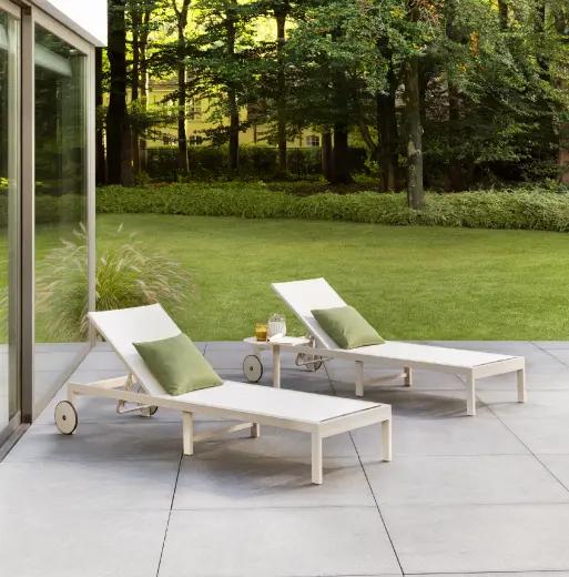 Zomers terras met twee ligbedden van Bristol à la carte door Exterioo tuinmeubelen