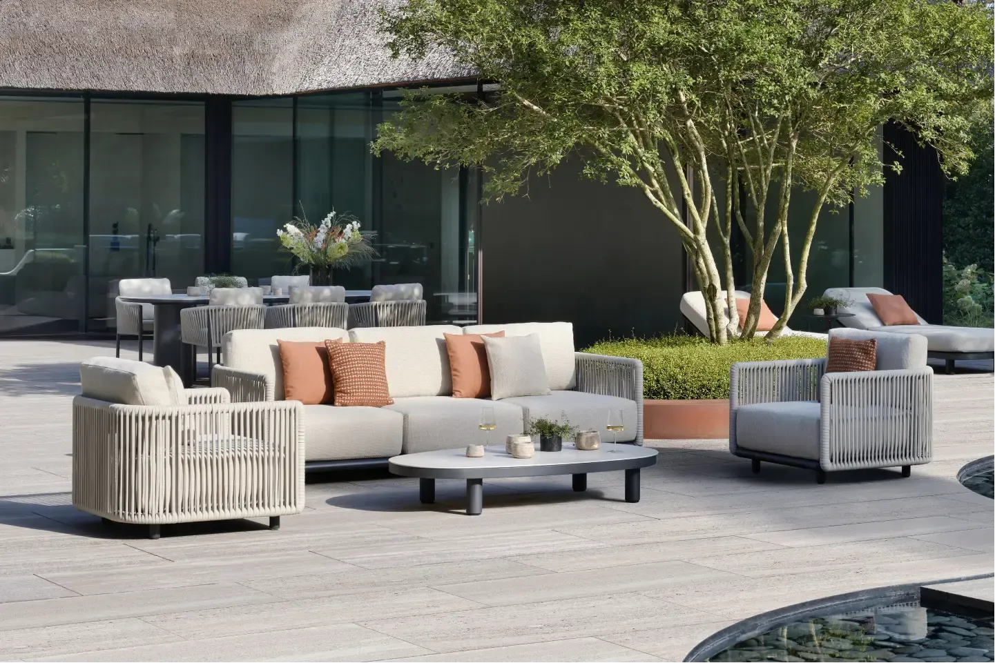 Zomers terras met Organo loungeset van Bristol à la carte door Exterioo tuinmeubelen