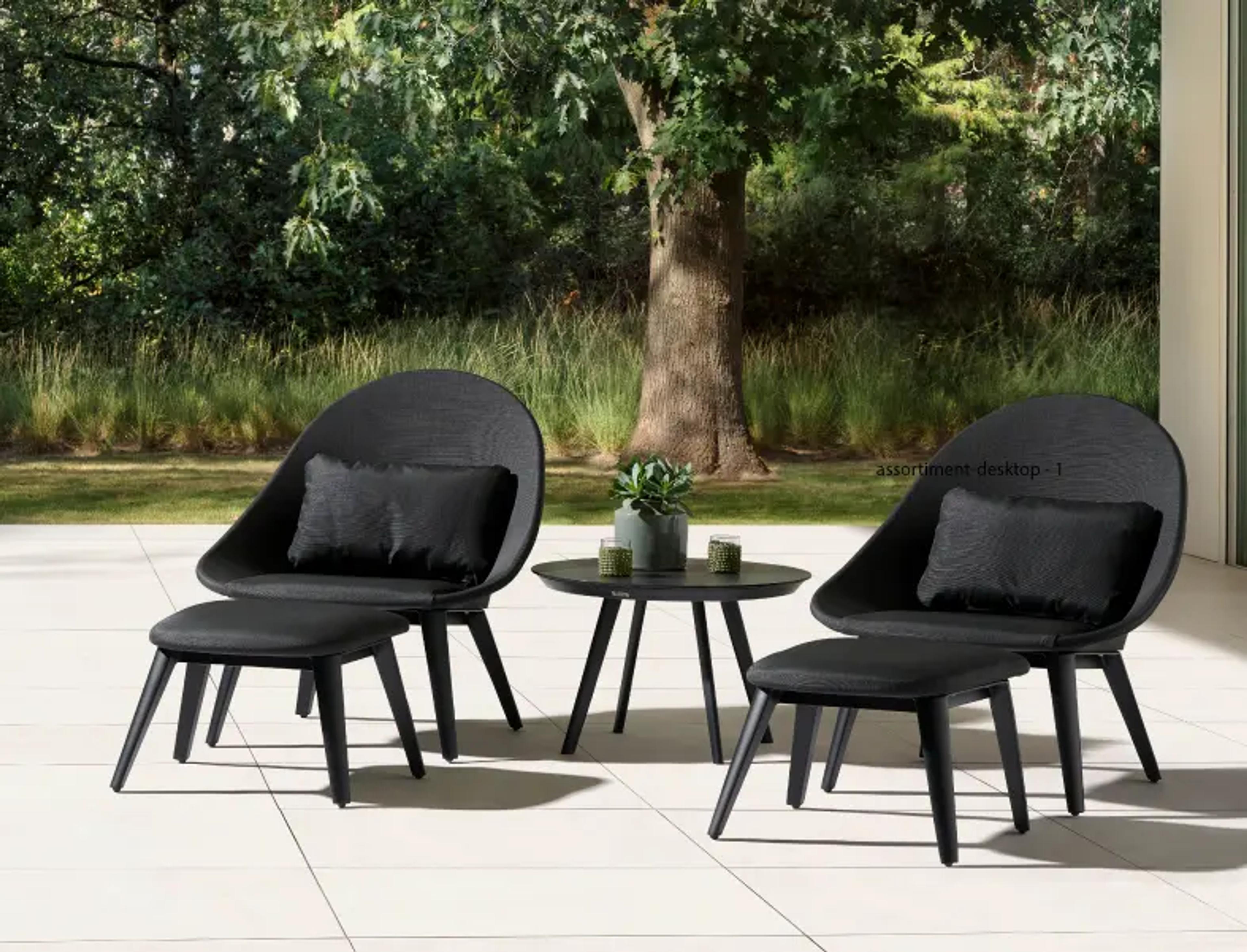 Zomers terras met twee loungestoelen van Bristol à la carte door Exterioo tuinmeubelen