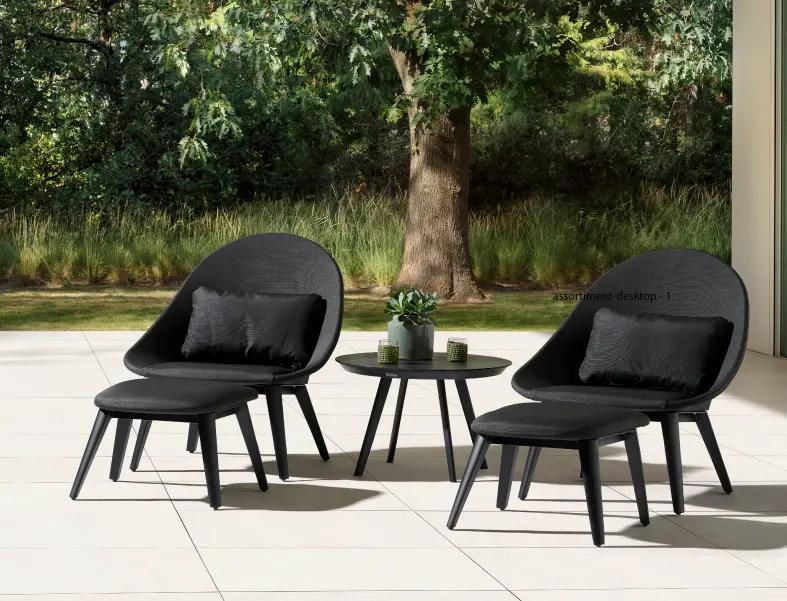Zomers terras met twee loungestoelen van Bristol à la carte door Exterioo tuinmeubelen