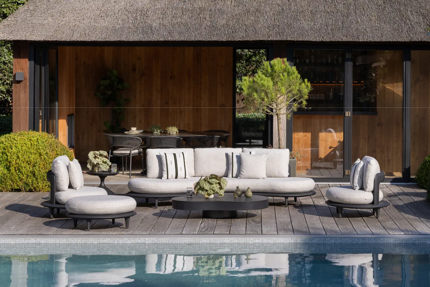 Zomers terras met Bomero loungeset van Bristol à la carte door Exterioo tuinmeubelen