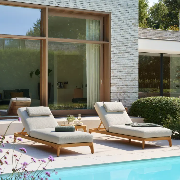 Zomer terras met ligbedden van Bristol à la carte door Exterioo tuinmeubelen