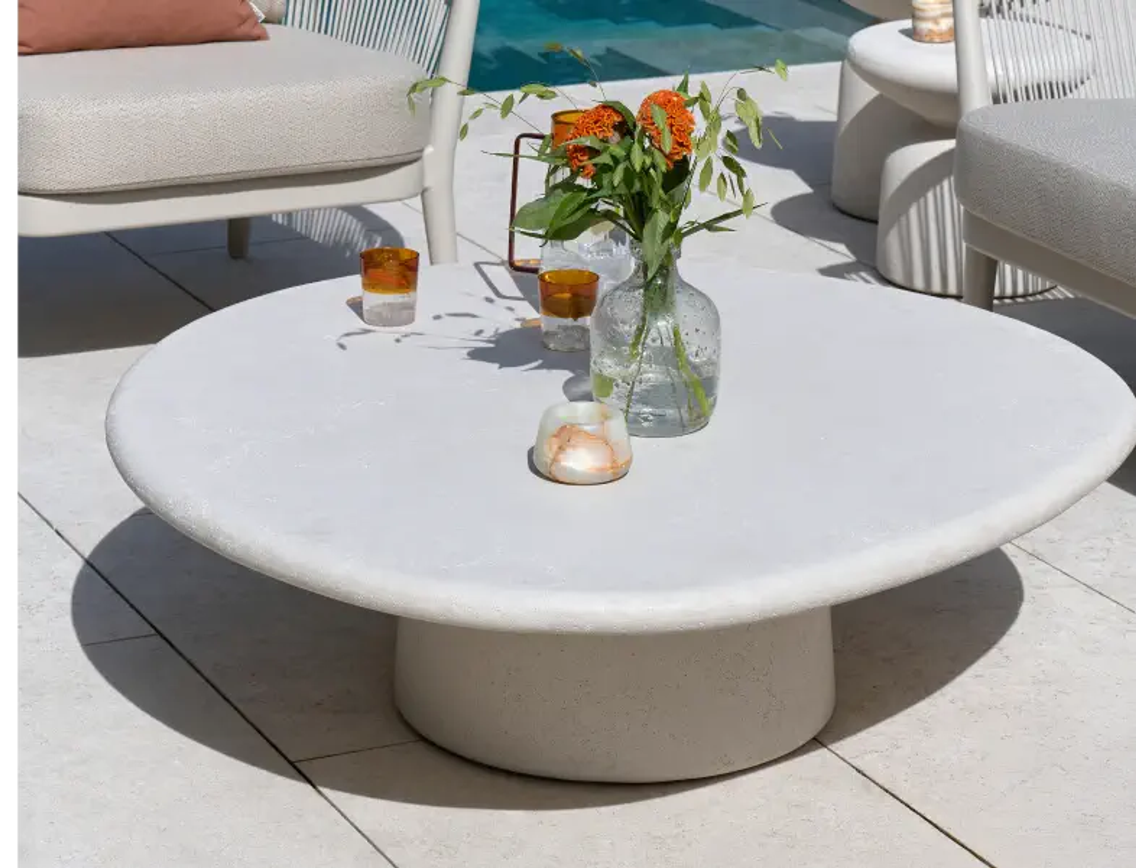 Zomers terras met loungetafel van Bristol à la carte door Exterioo tuinmeubelen