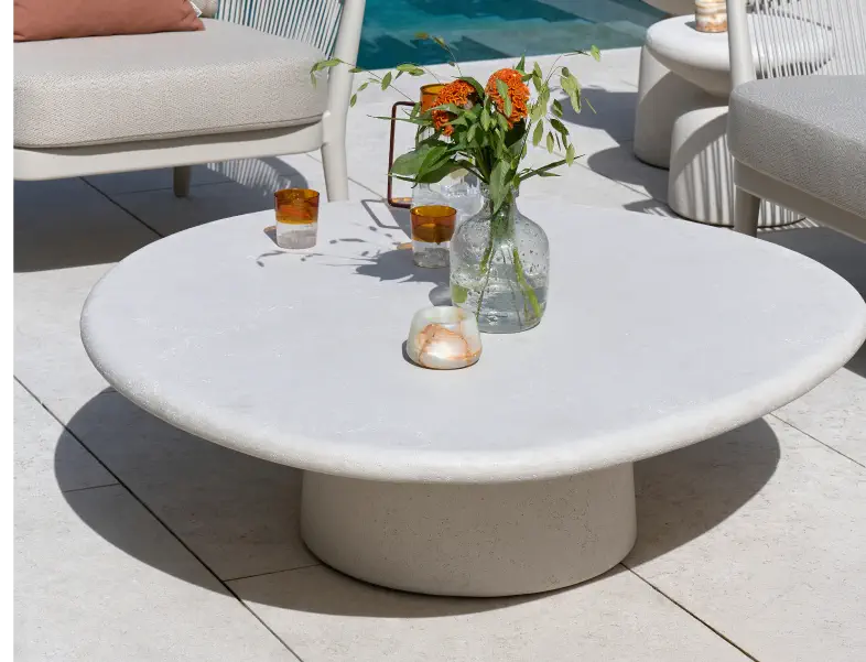 Zomers terras met loungetafel van Bristol à la carte door Exterioo tuinmeubelen
