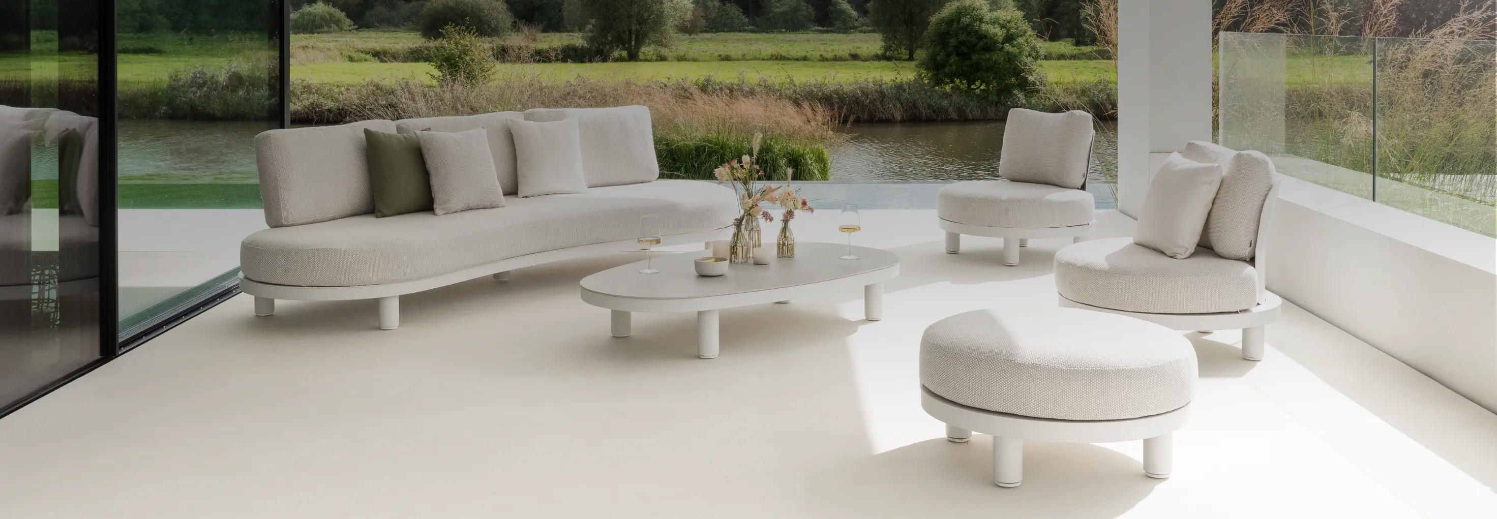 Zomers terras met Donato loungeset van Bristol à la carte door Exterioo tuinmeubelen