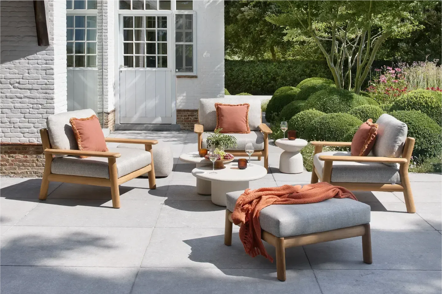 Terrasse estivale avec salon lounge Amaro de Bristol à la carte d’Exterioo meubles de jardin