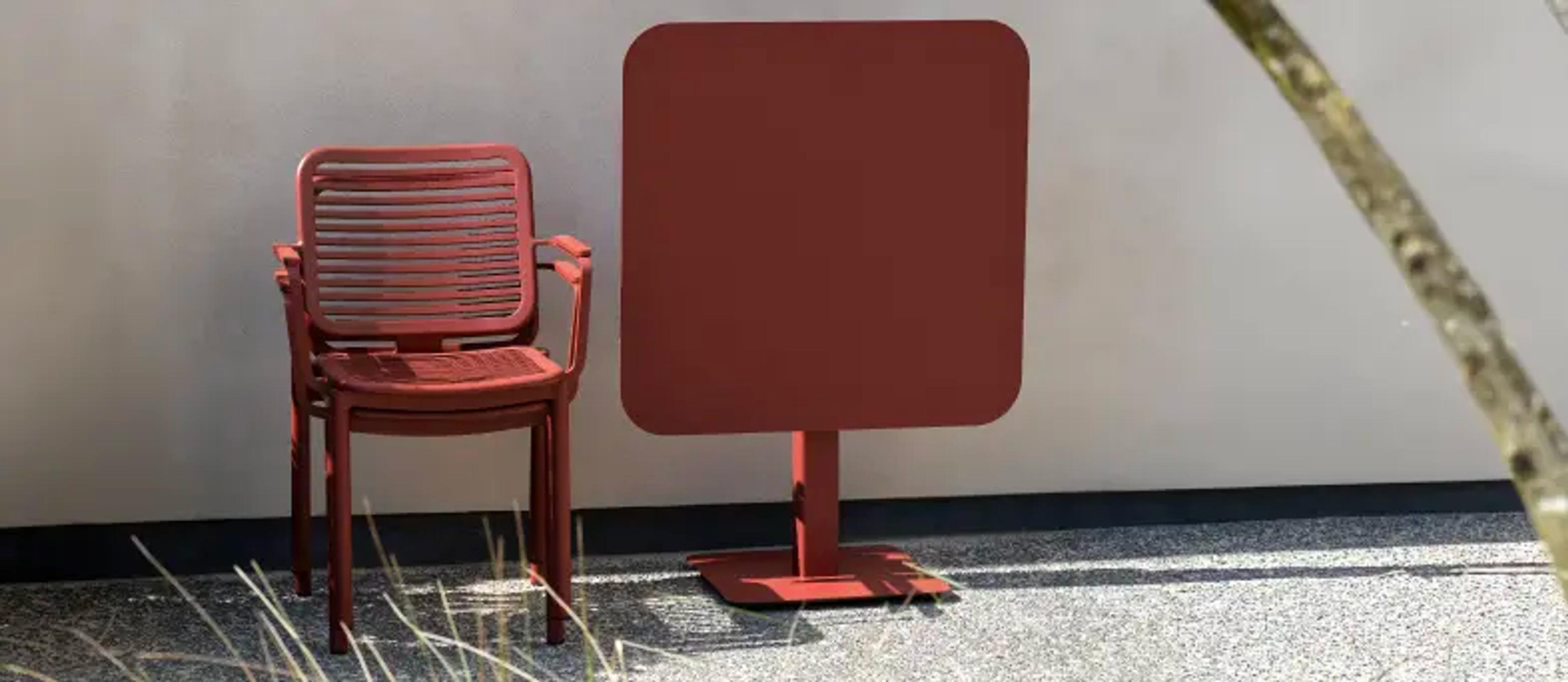 Table de jardin Fano inclinable en aluminium couleur rouille avec deux chaises de jardin empilables Fano en aluminium couleur rouille