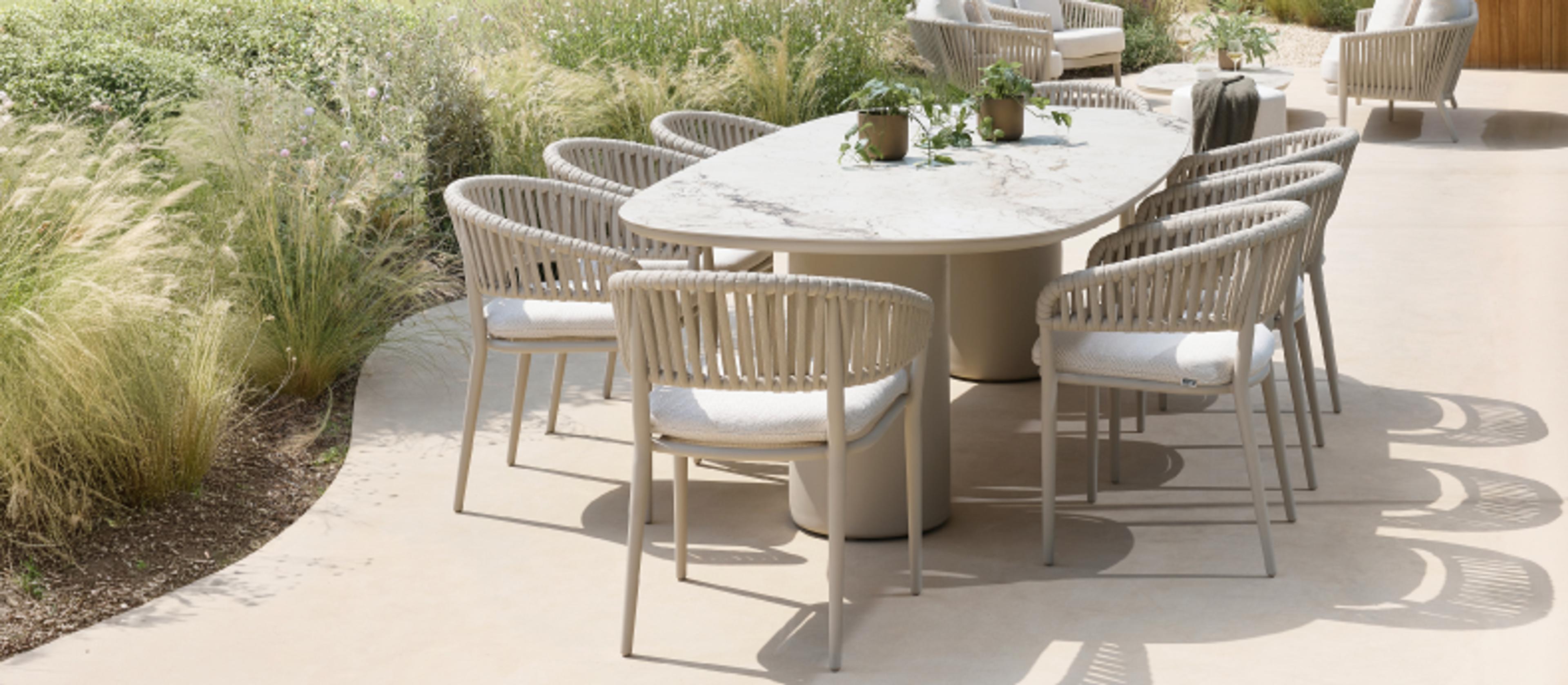 Une grande table de jardin beige avec plateau en céramique et 6 chaises par Exterioo meubles de jardin
