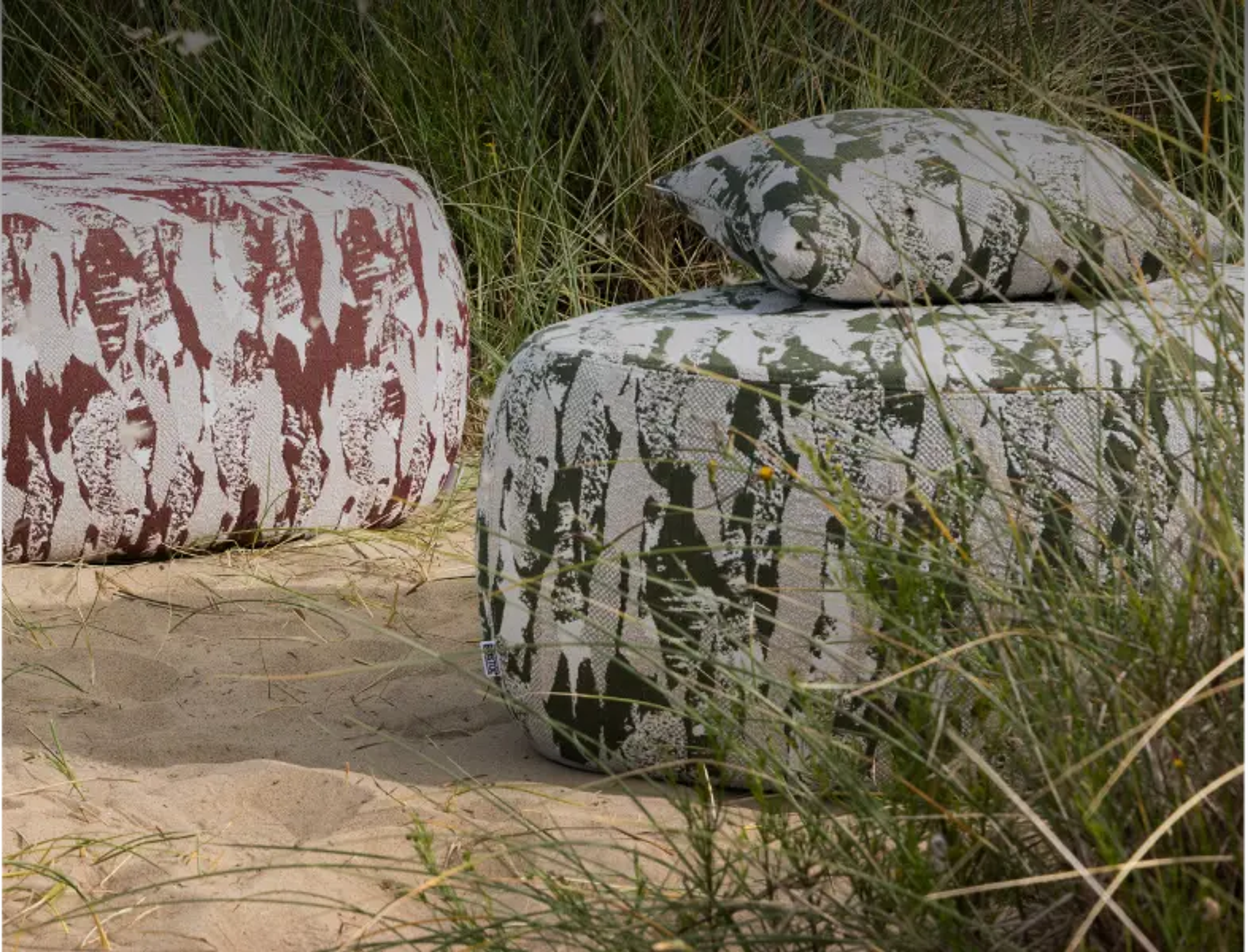 Strandfoto met poefs van Bristol à la carte door Exterioo tuinmeubelen