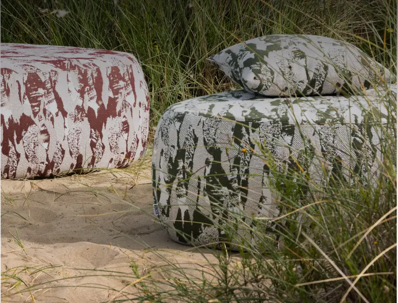 Strandfoto met poefs van Bristol à la carte door Exterioo tuinmeubelen