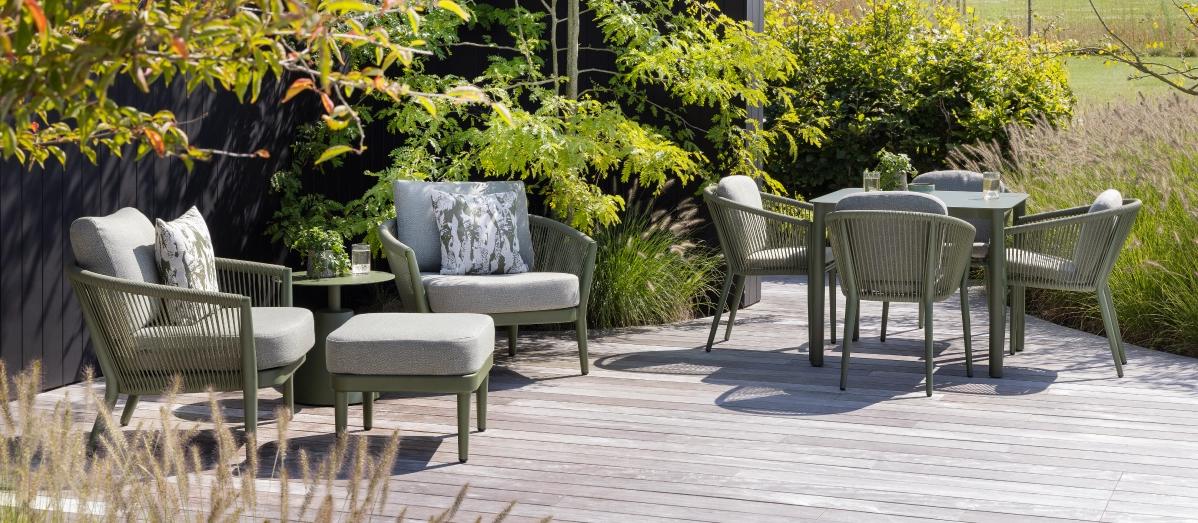 een zonnig terras met een losse meubelopstelling van Bristol à la carte door Exterioo tuinmeubelen