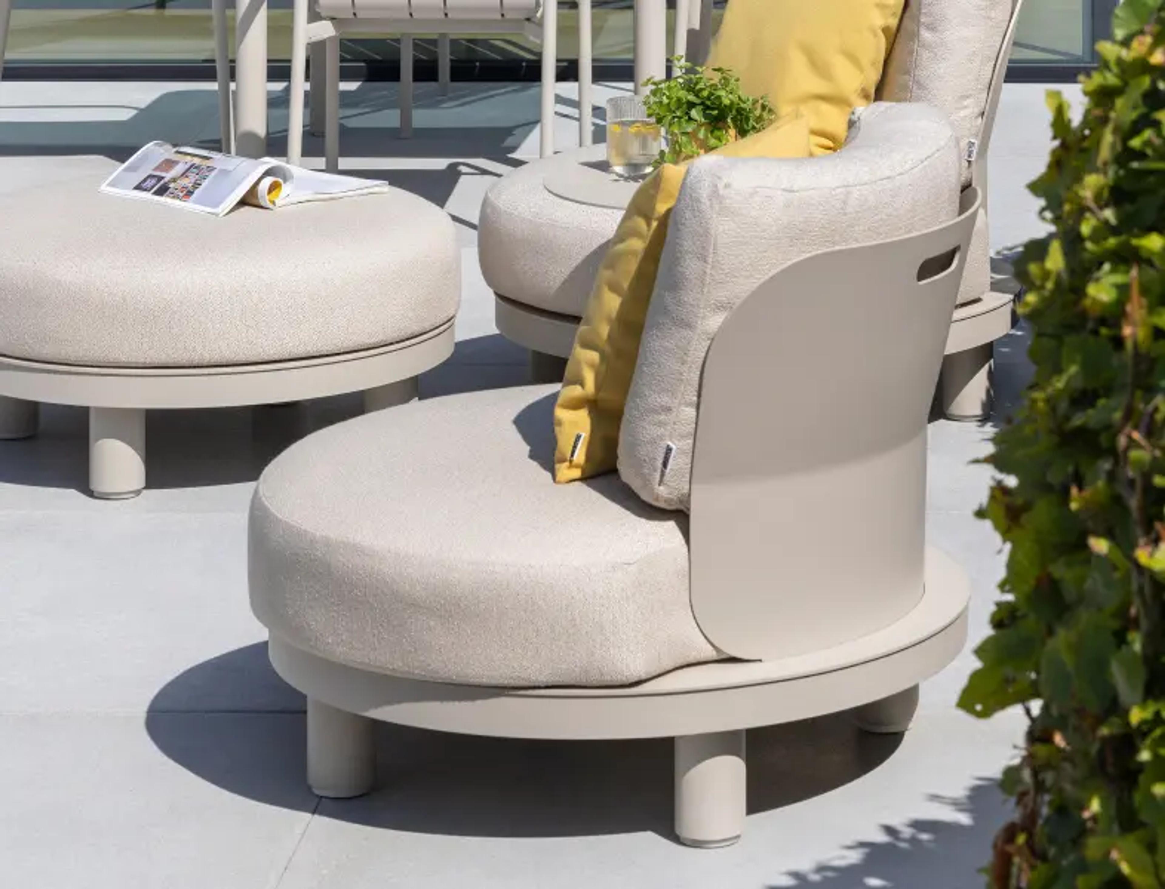 een zonnig terras met twee loungestoelen van Bristol à la carte door Exterioo tuinmeubelen