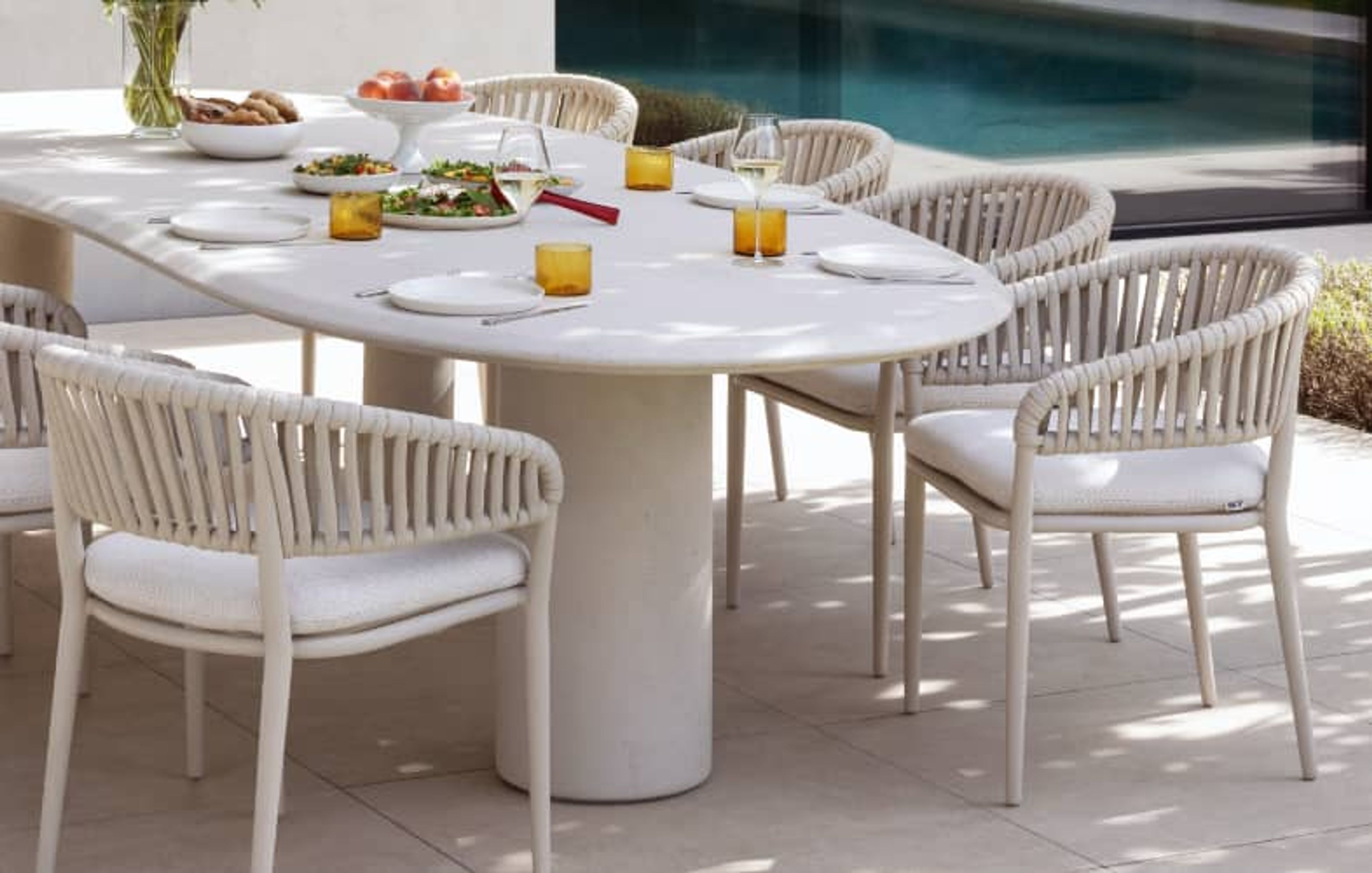 Een zonnig terras met Een Lacrima met 8 Orso tuinstoelen