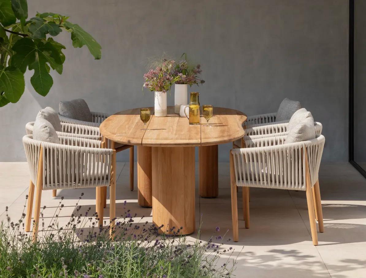 Zomers terras met Organo tuintafelset van Bristol à la carte door Exterioo tuinmeubelen