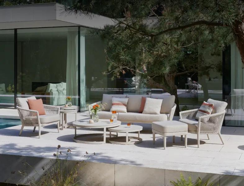 Zomers terras met Orso loungeset van Bristol à la carte door Exterioo tuinmeubelen