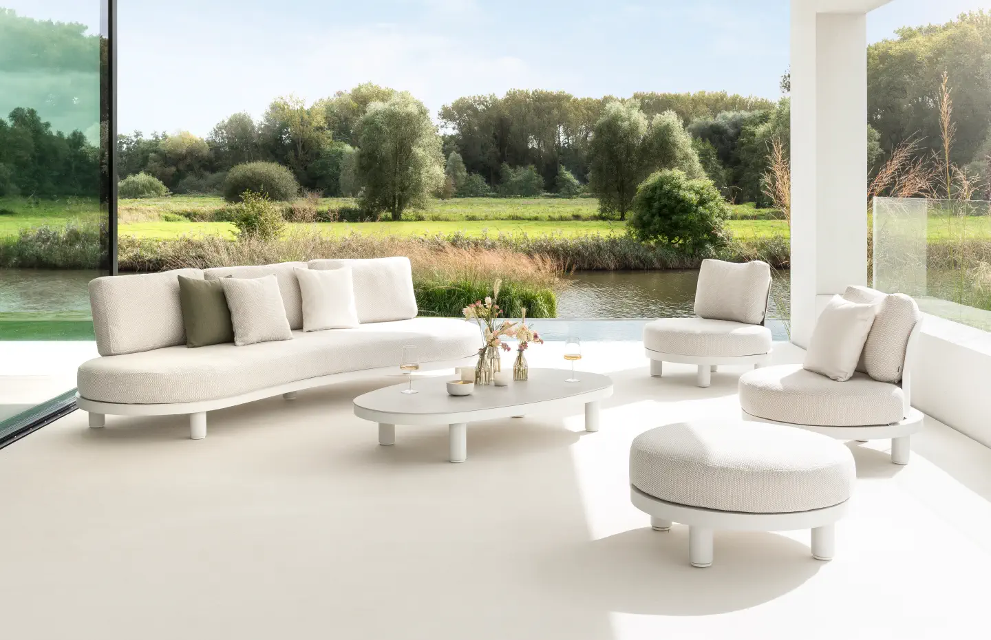 Zomers terras met loungeset van Bristol à la carte door Exterioo tuinmeubelen