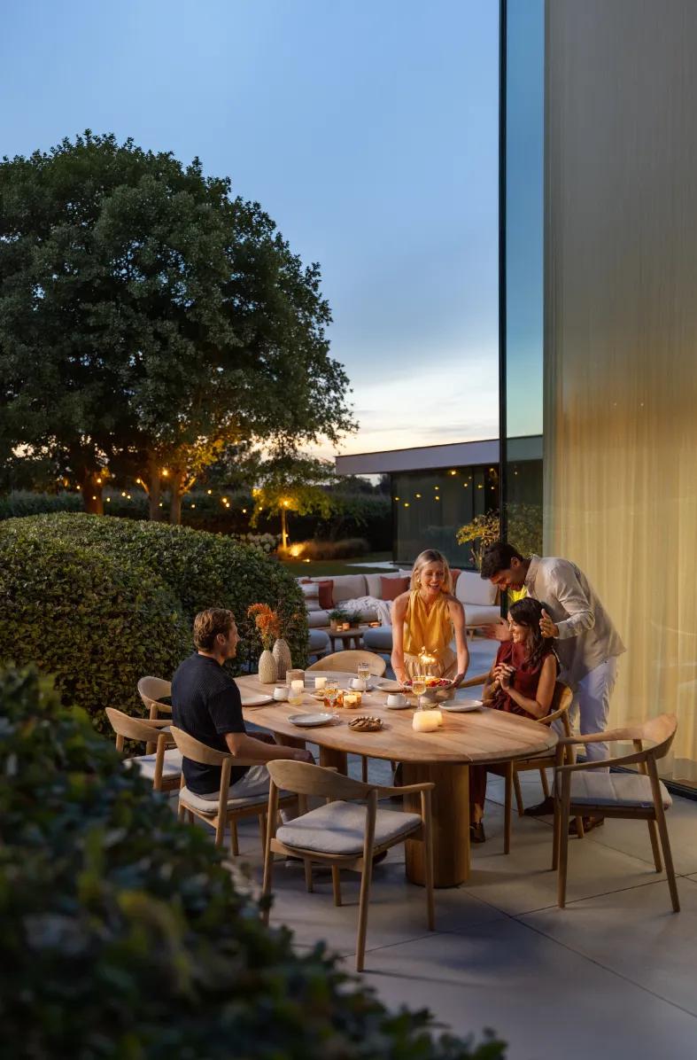 Beige loungeset op zonnig terras met Exterioo tuinmeubelen