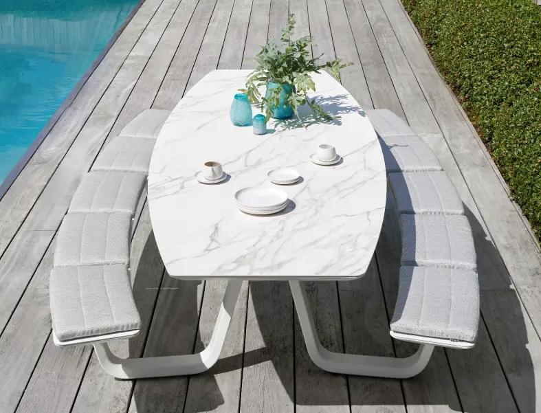 Zomers terras met Forno picknicktafel met volkeramisch tafelblad calacatta van Bristol à la carte door Exterioo tuinmeubelen