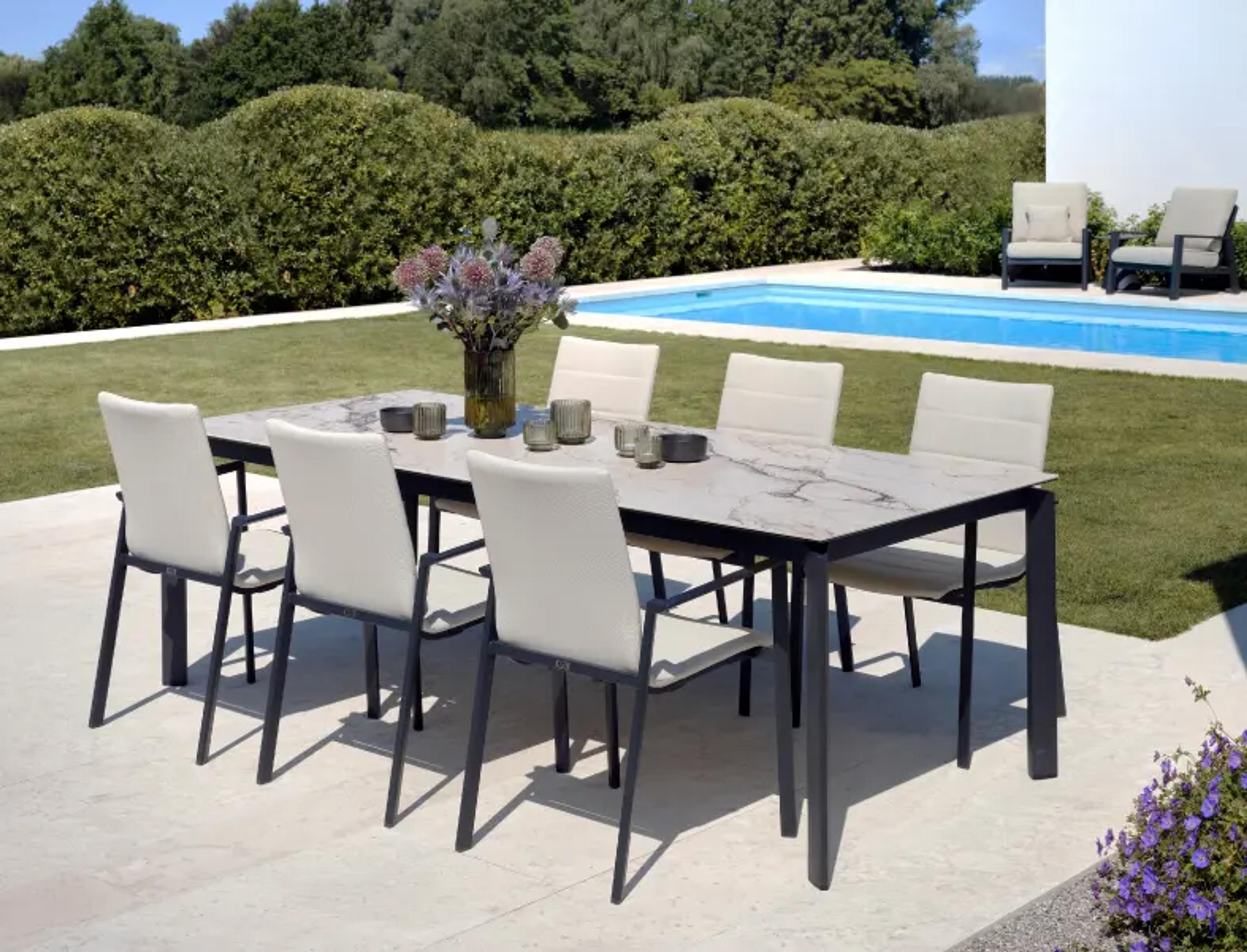 Zomers terras met tafel en stoelen van Bristol à la carte door Exterioo tuinmeubelen