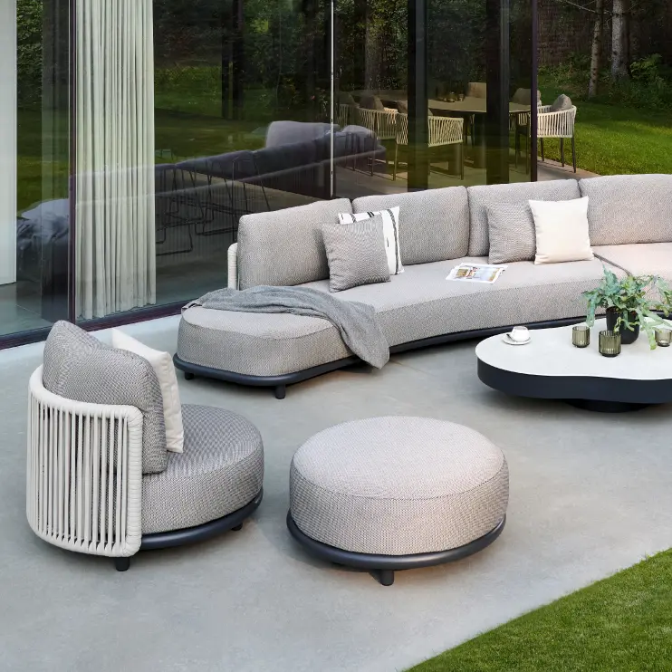 Een zonnig terras met een lounge van exterioo tuinmeubelen