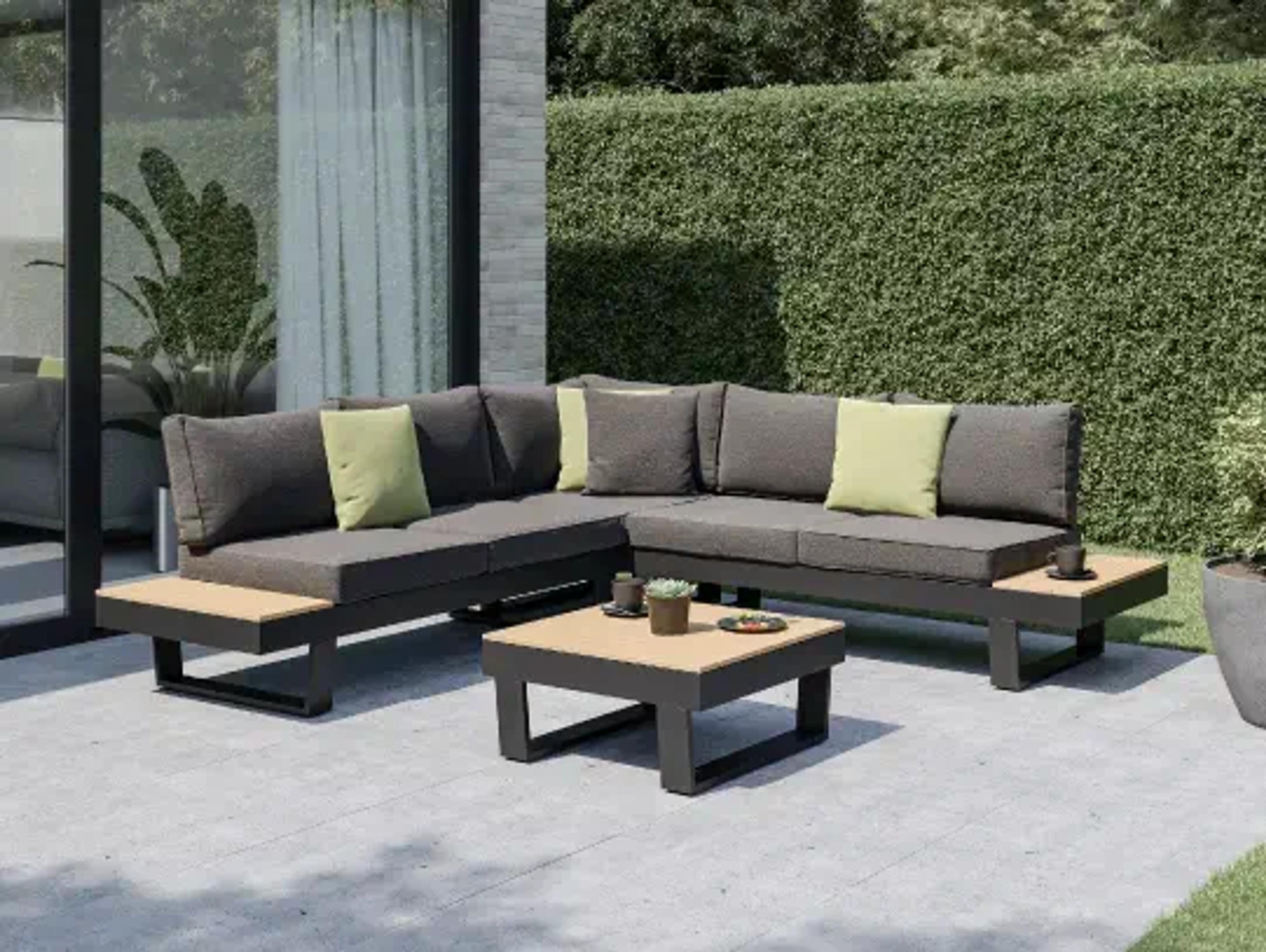 Zomers terras met zwarte lounge en Polywood van Vinci Basics door Exterioo tuinmeubelen