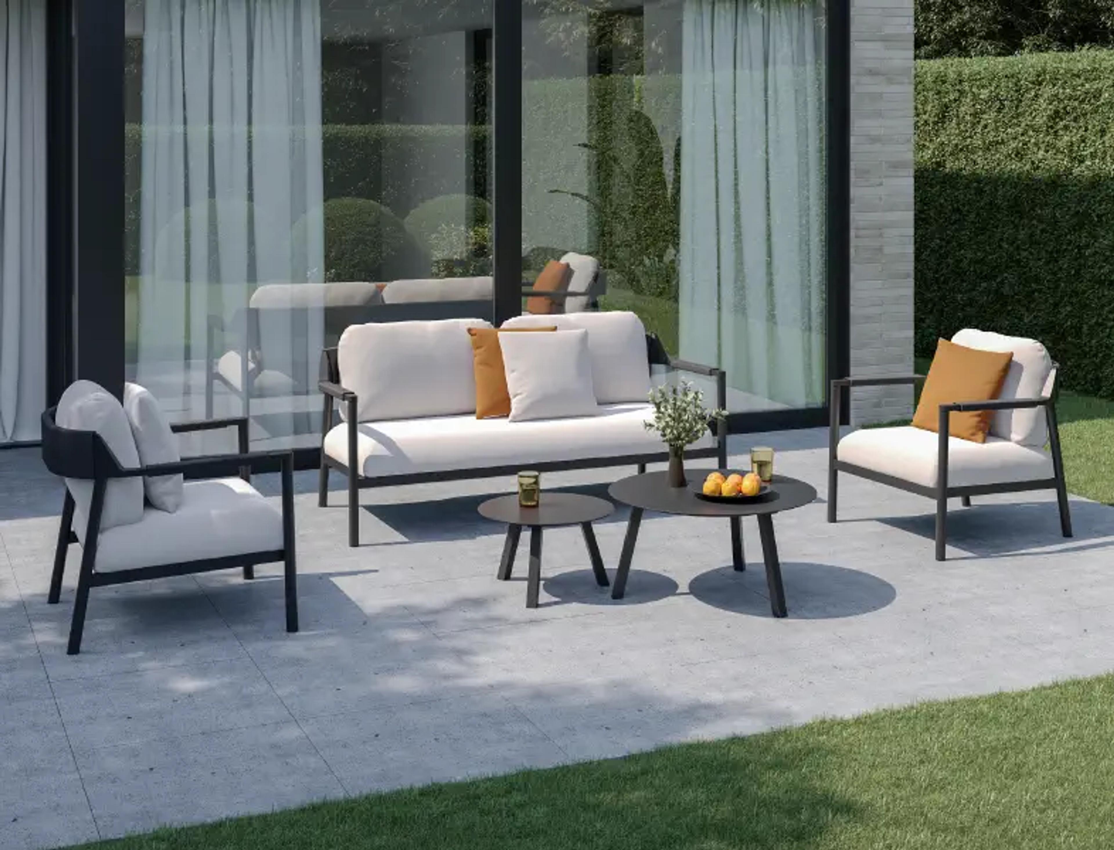 Zomers terras met loungeset van Bristol à la carte door Exterioo tuinmeubelen 