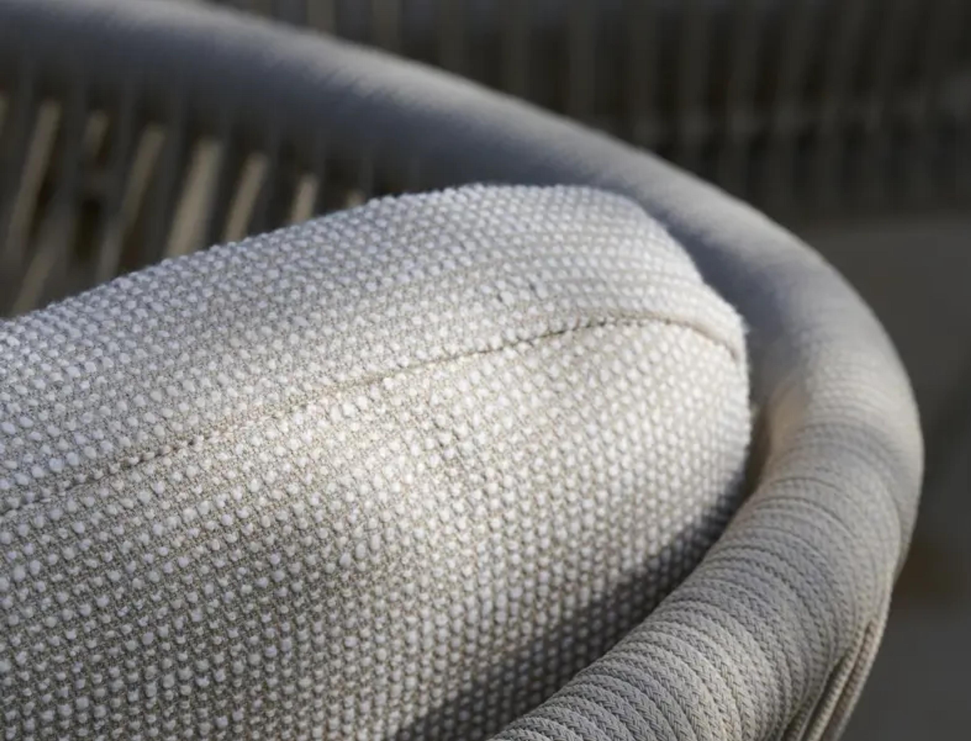 Detailfoto van een wicker loungestoel van Bristol à la carte door Exterioo tuinmeubelen