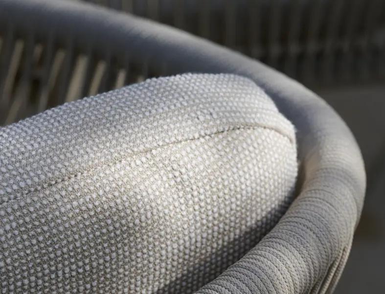 Detailfoto van een wicker loungestoel van Bristol à la carte door Exterioo tuinmeubelen