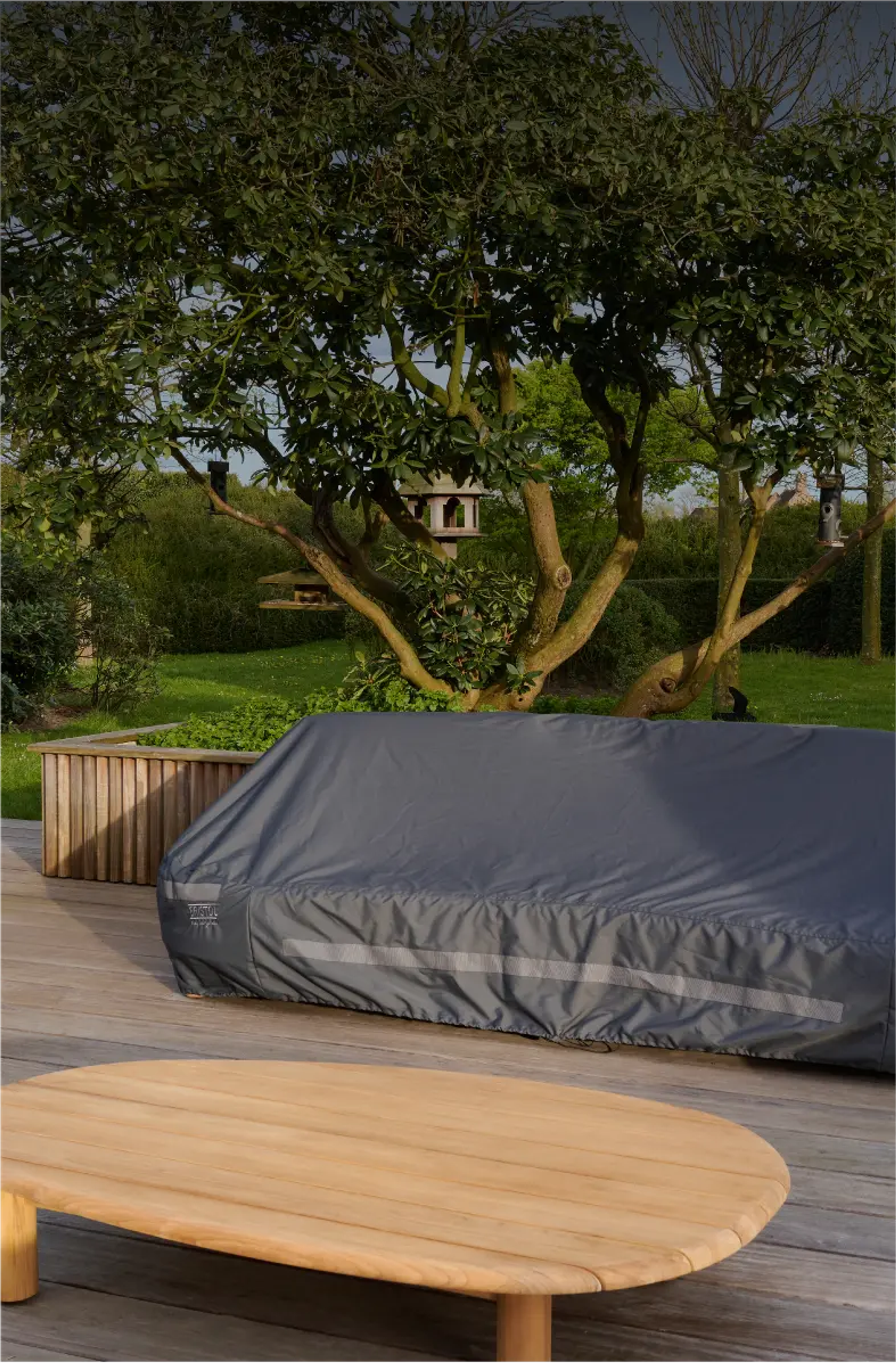 Lounge met beschermhoes van Bristol à la carte door Exterioo tuinmeubelen