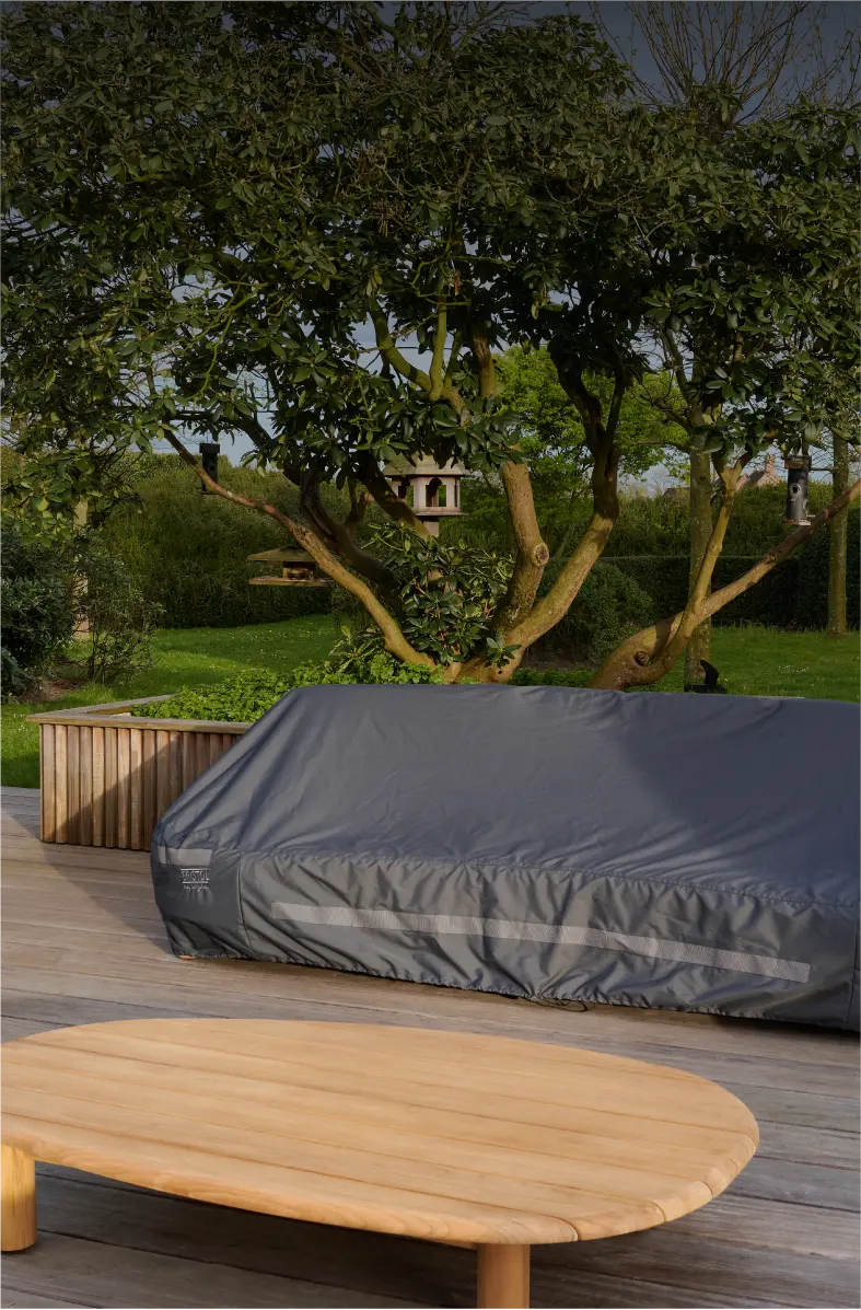 Lounge met beschermhoes van Bristol à la carte door Exterioo tuinmeubelen