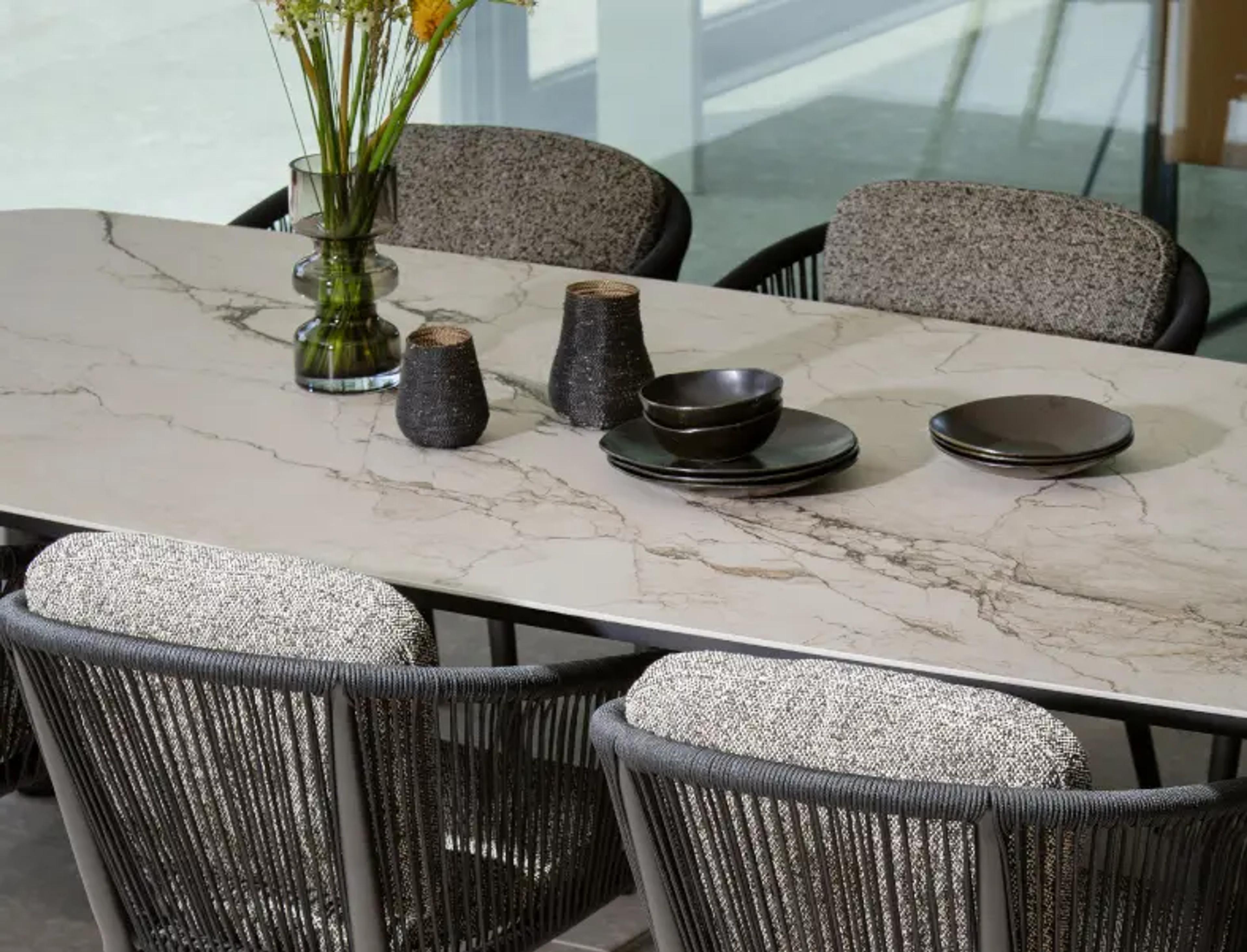 Detailfoto van keramische tafel van Bristol à la carte door Exterioo tuinmeubelen