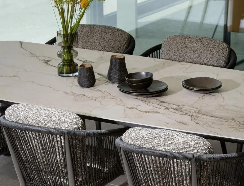 Detailfoto van keramische tafel van Bristol à la carte door Exterioo tuinmeubelen