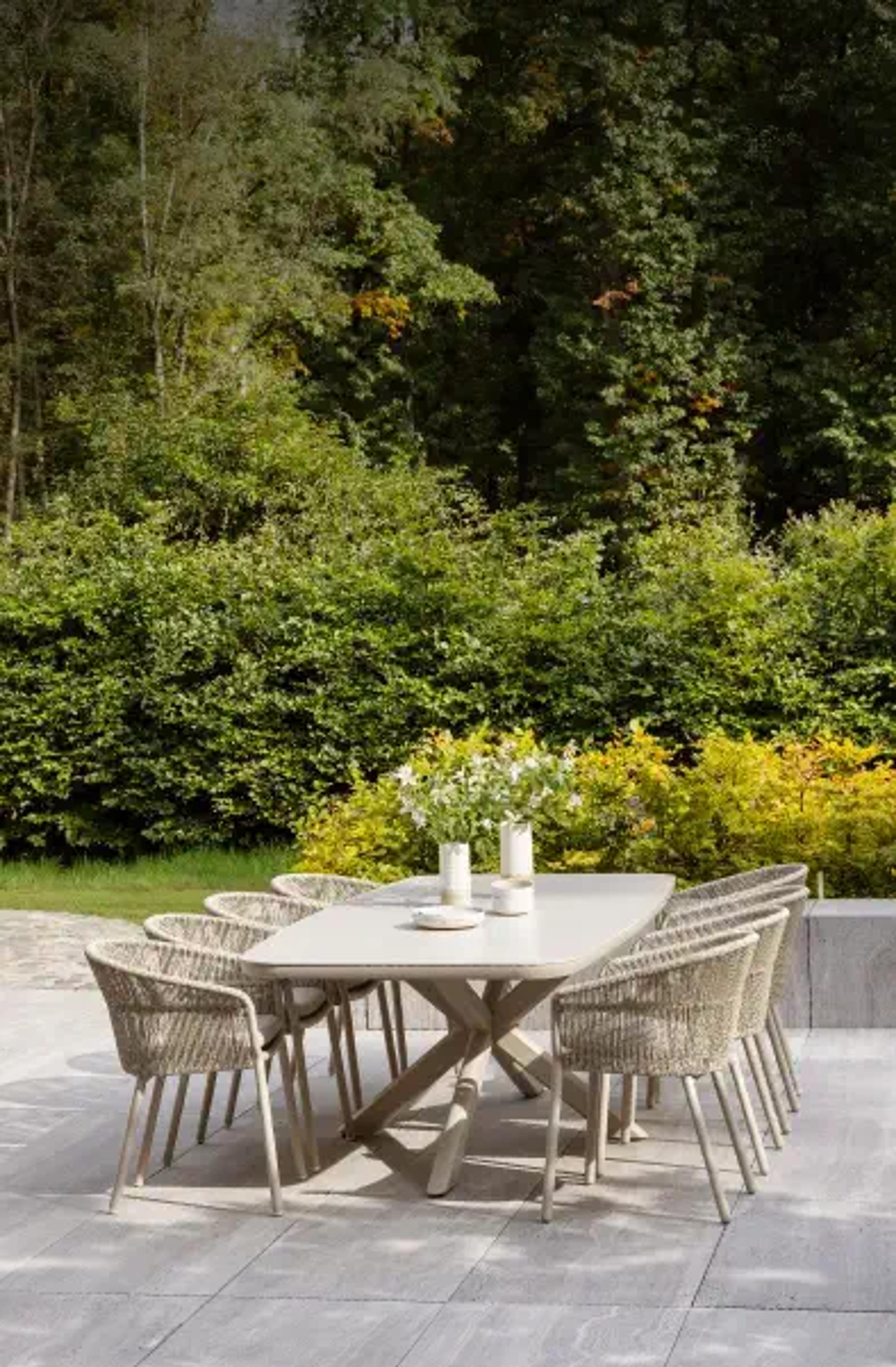 Beige tuintafelset met tuintafel en comfortabele tuinstoelen van Exterioo tuinmeubelen