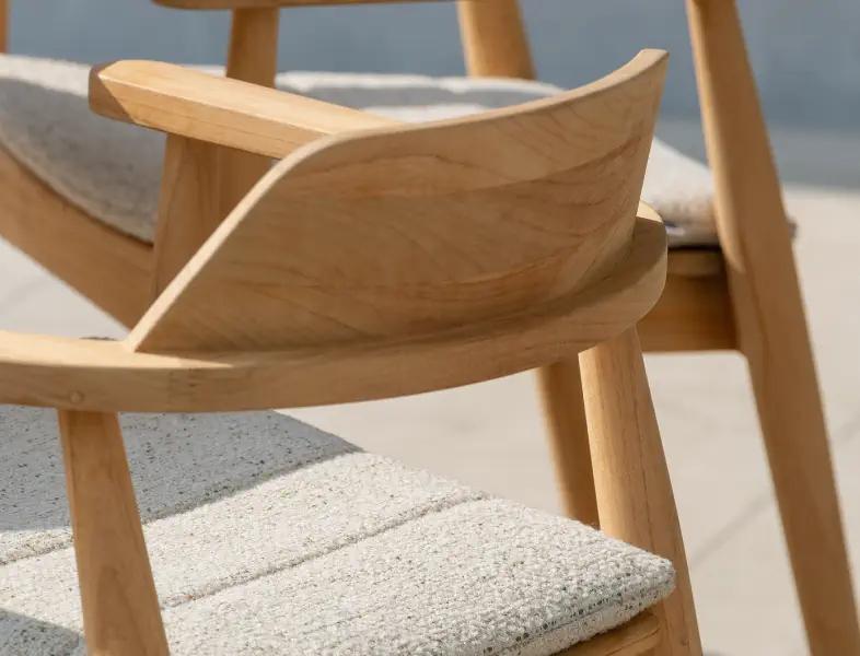 Detailfoto van een tuinstoel uit teak van Bristol à la carte door Exterioo tuinmeubelen