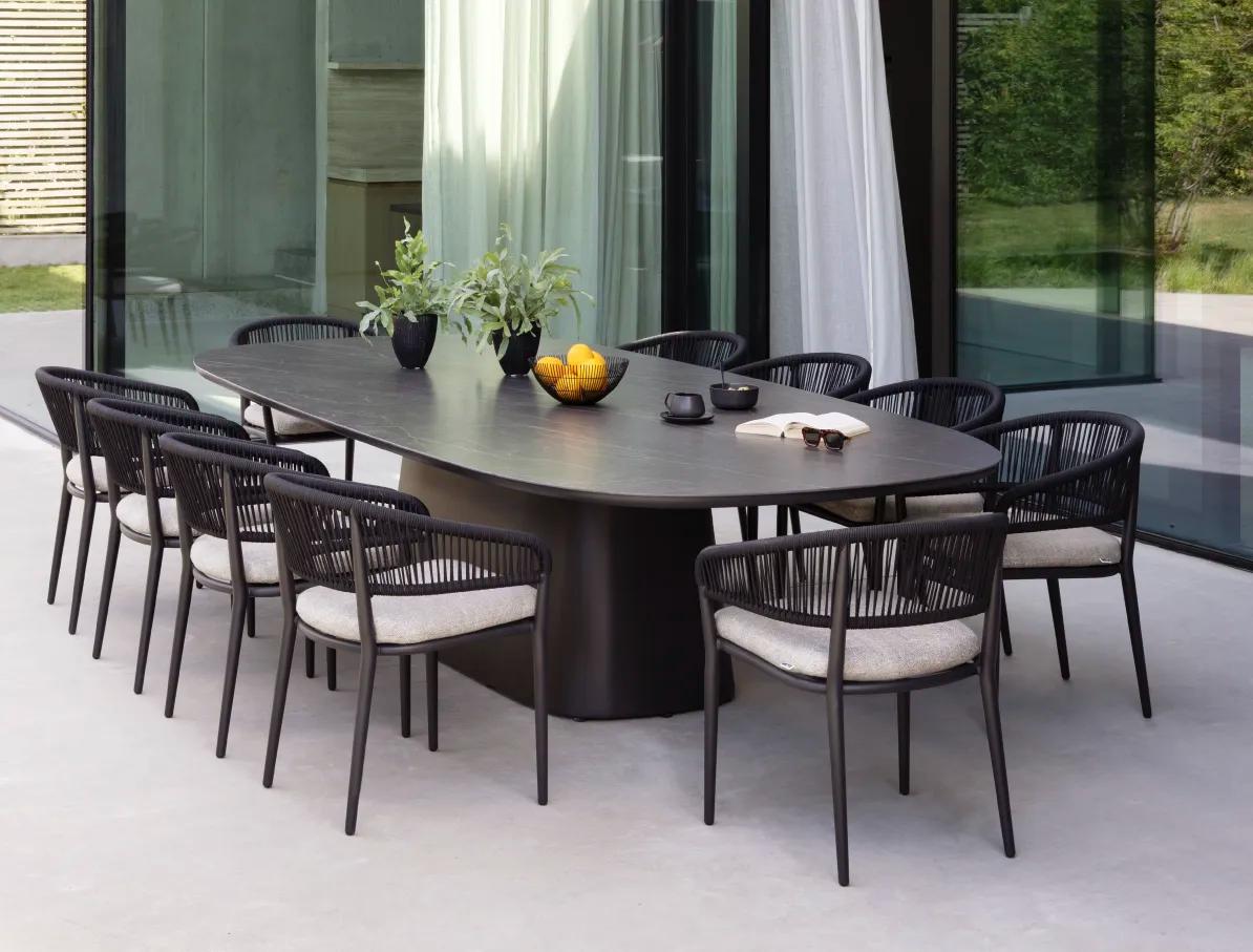 Zomers terras met Fano tuintafelset van Bristol à la carte door Exterioo tuinmeubelen