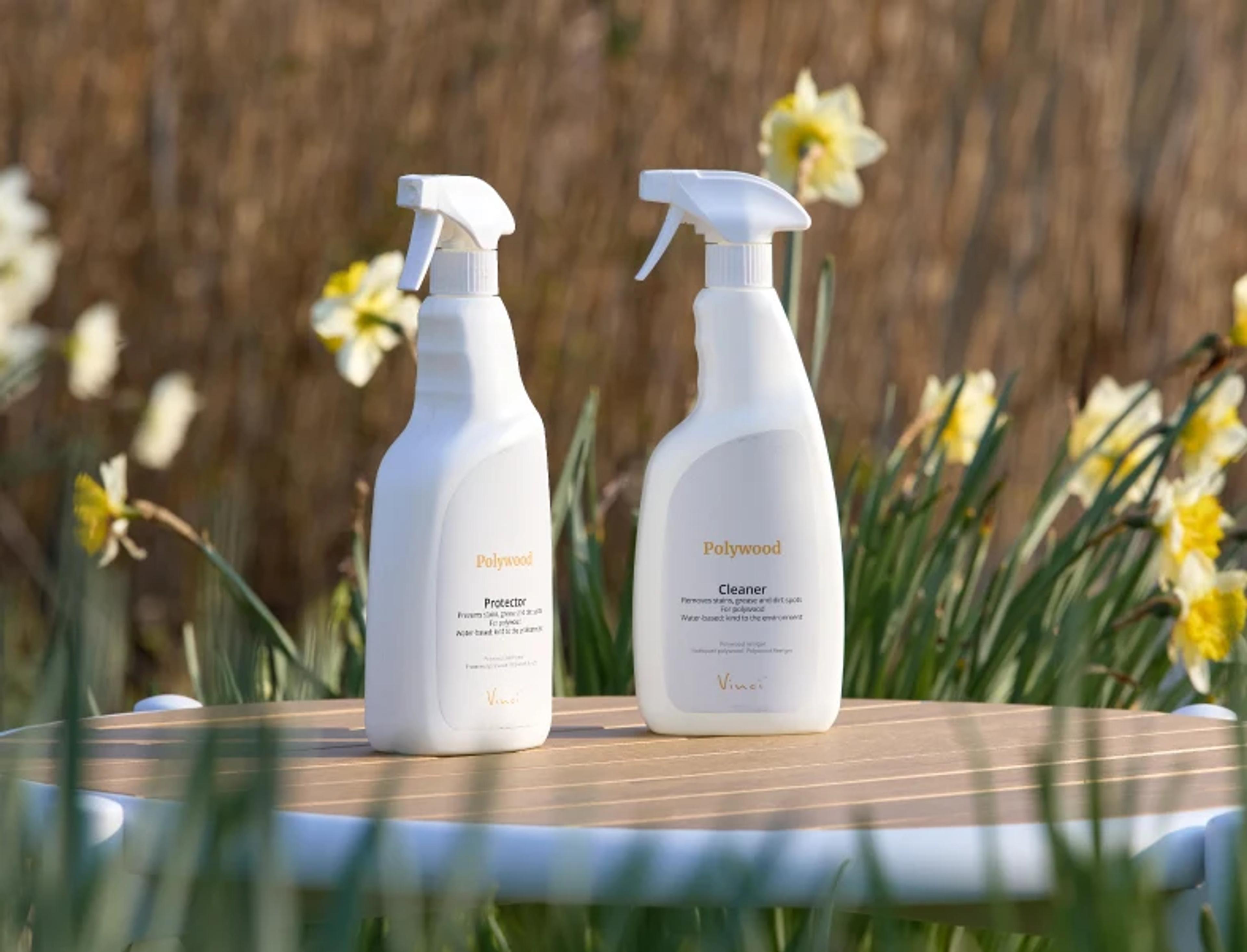 Deux produits d’entretien côte à côte entre les fleurs
