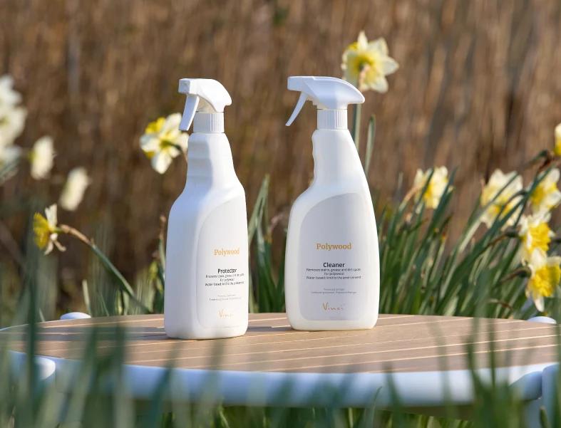Deux produits d’entretien côte à côte entre les fleurs