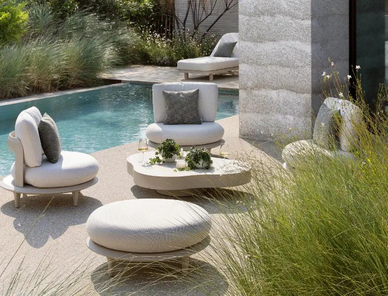 Zomers terras met loungeset van Bristol à la carte door Exterioo tuinmeubelen