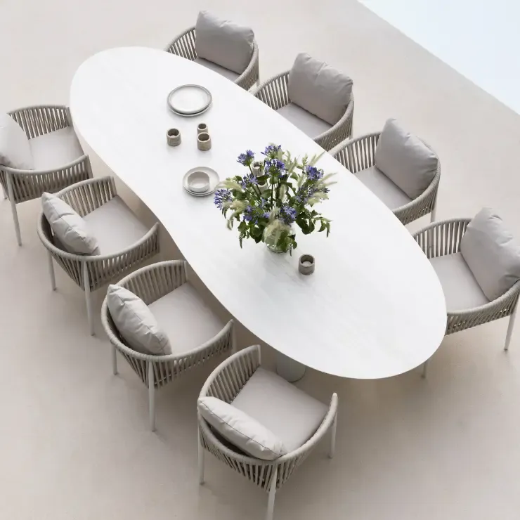   een tuintafel met 8 stoelen van exterioo tuinmeubelen