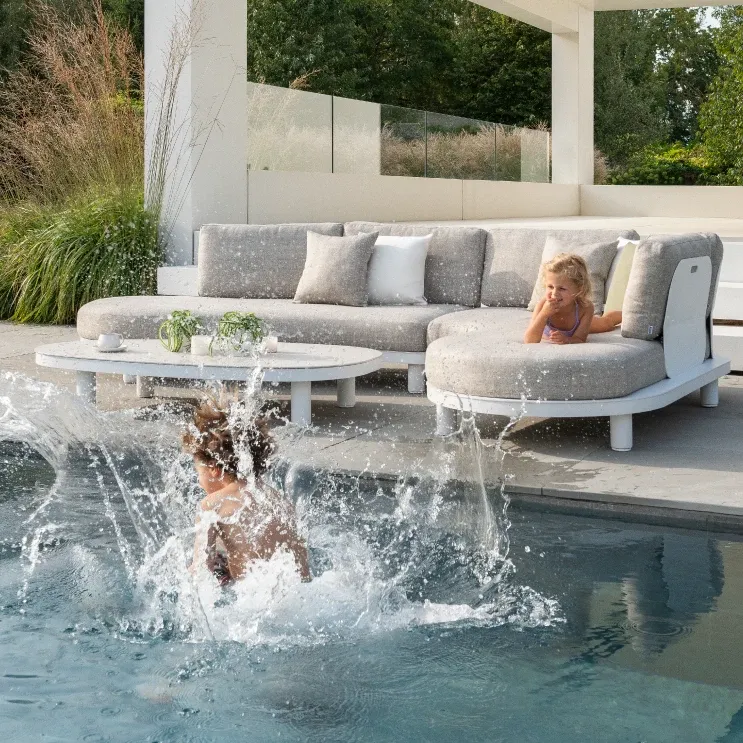 Lounge van wit aluminium van Bristol à la carte door Exterioo tuinmeubelen