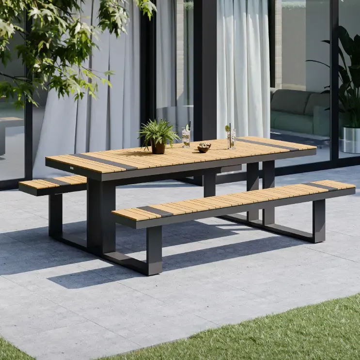 Zomers terras met polywood picknicktafel van Bristol à la carte door Exterioo tuinmeubelen