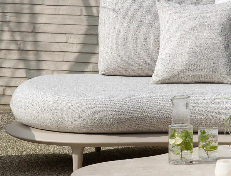 Zomers terras met loungeset van Birstol à la carte door Exterioo tuinmeubelen