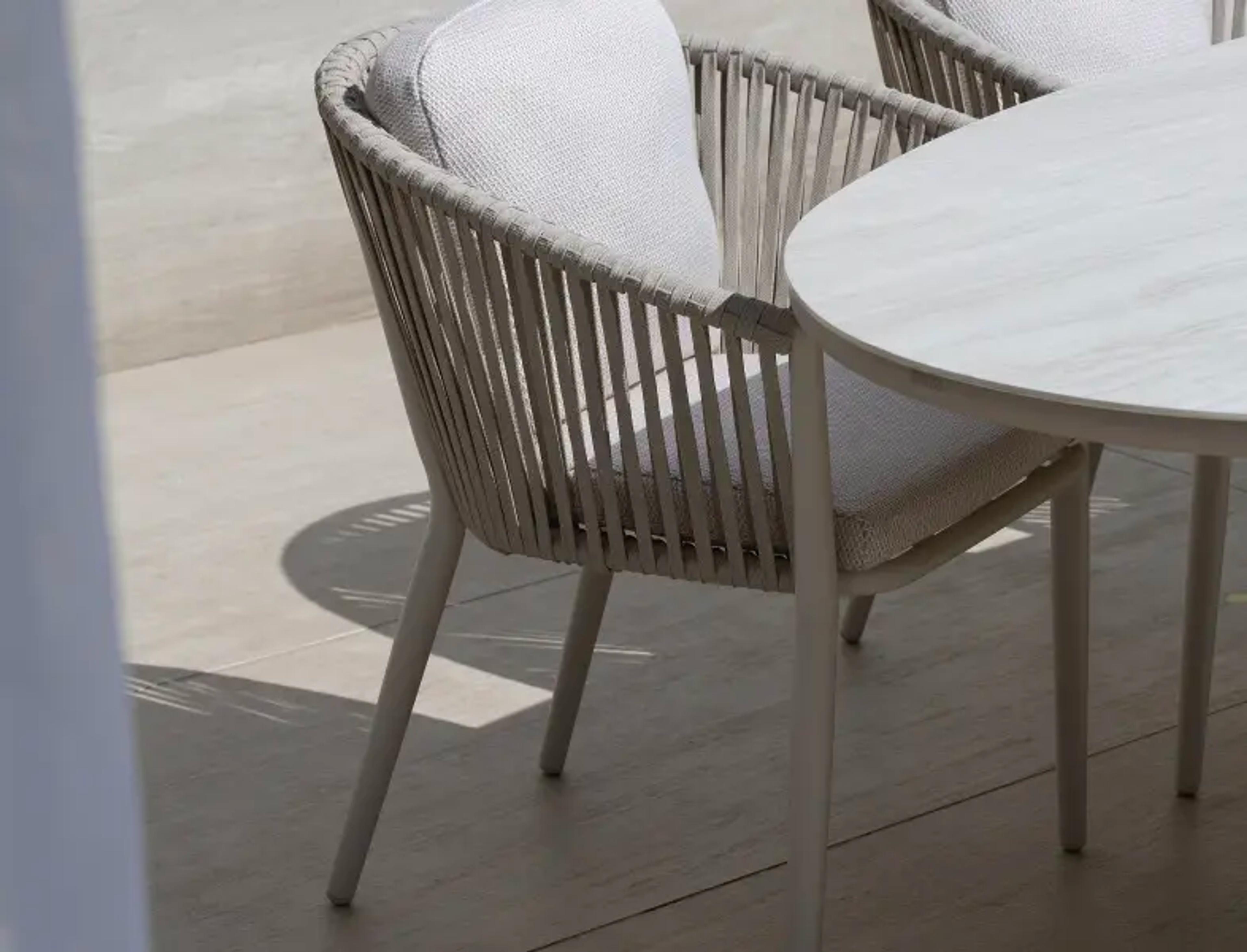 Une chaise de jardin beige des meubles de jardin Exterioo