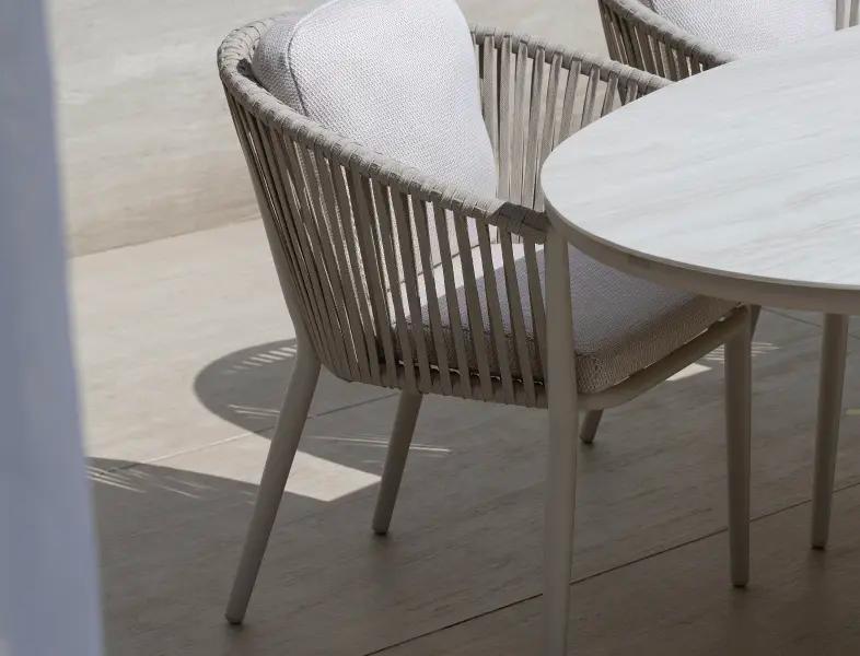 Une chaise de jardin beige des meubles de jardin Exterioo