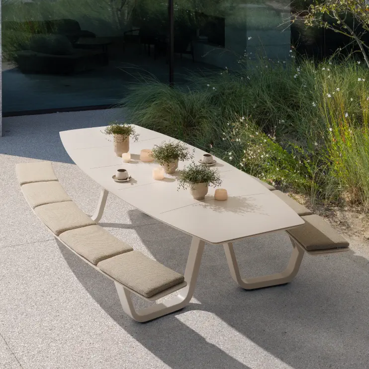 Zomers terras met een beige mundo picknick tuintafel van Vinci basics door Exterioo tuinmeubelen