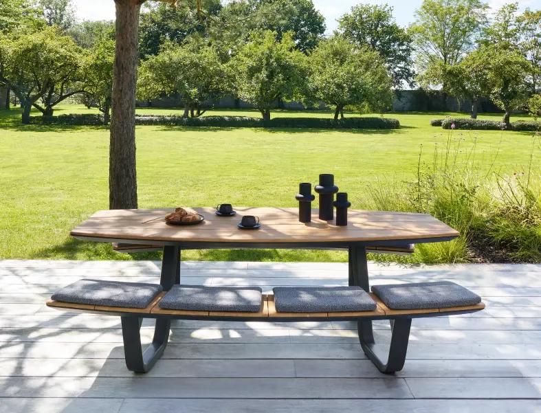 Zomers terras met Forno picknicktafel van Bristol à la carte door Exterioo tuinmeubelen