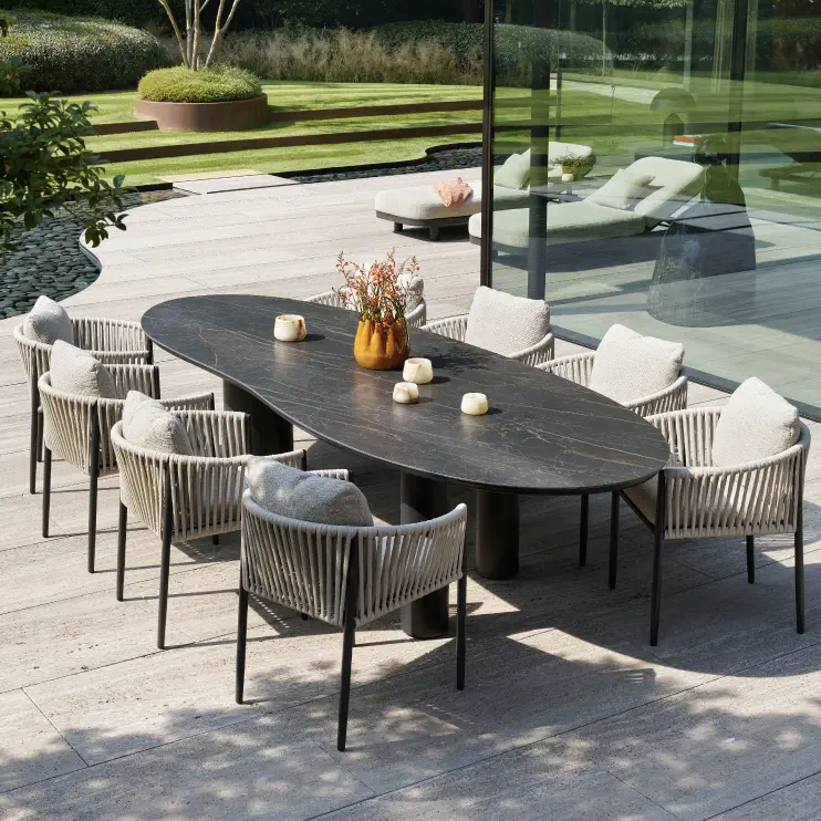 Zomers terras met tafel en stoelen van Bristol à la carte door Exterioo tuinmeubelen