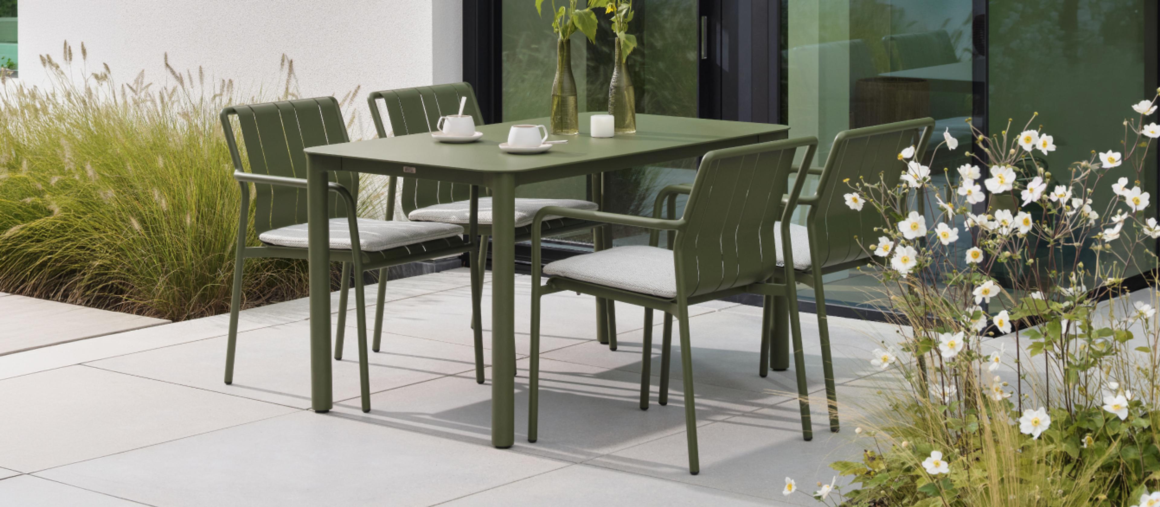 Terrasse ensoleillée avec une table en teck et des chaises de jardin Bristol à la carte par Exterioo meubles de jardin