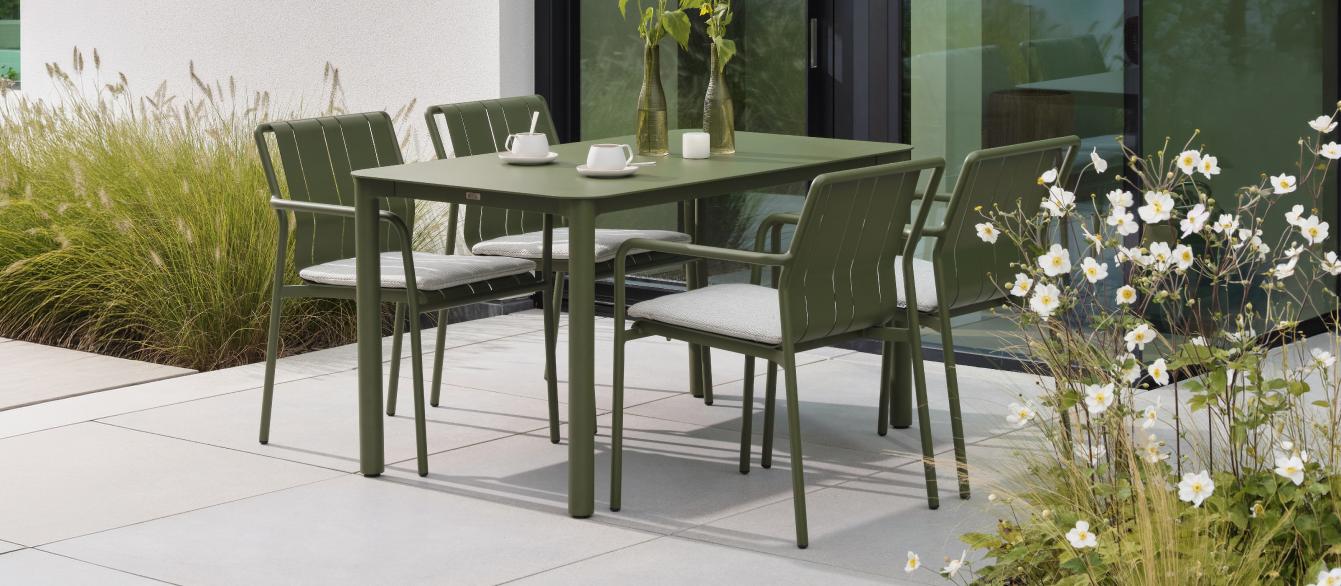 Terrasse ensoleillée avec une table en teck et des chaises de jardin Bristol à la carte par Exterioo meubles de jardin